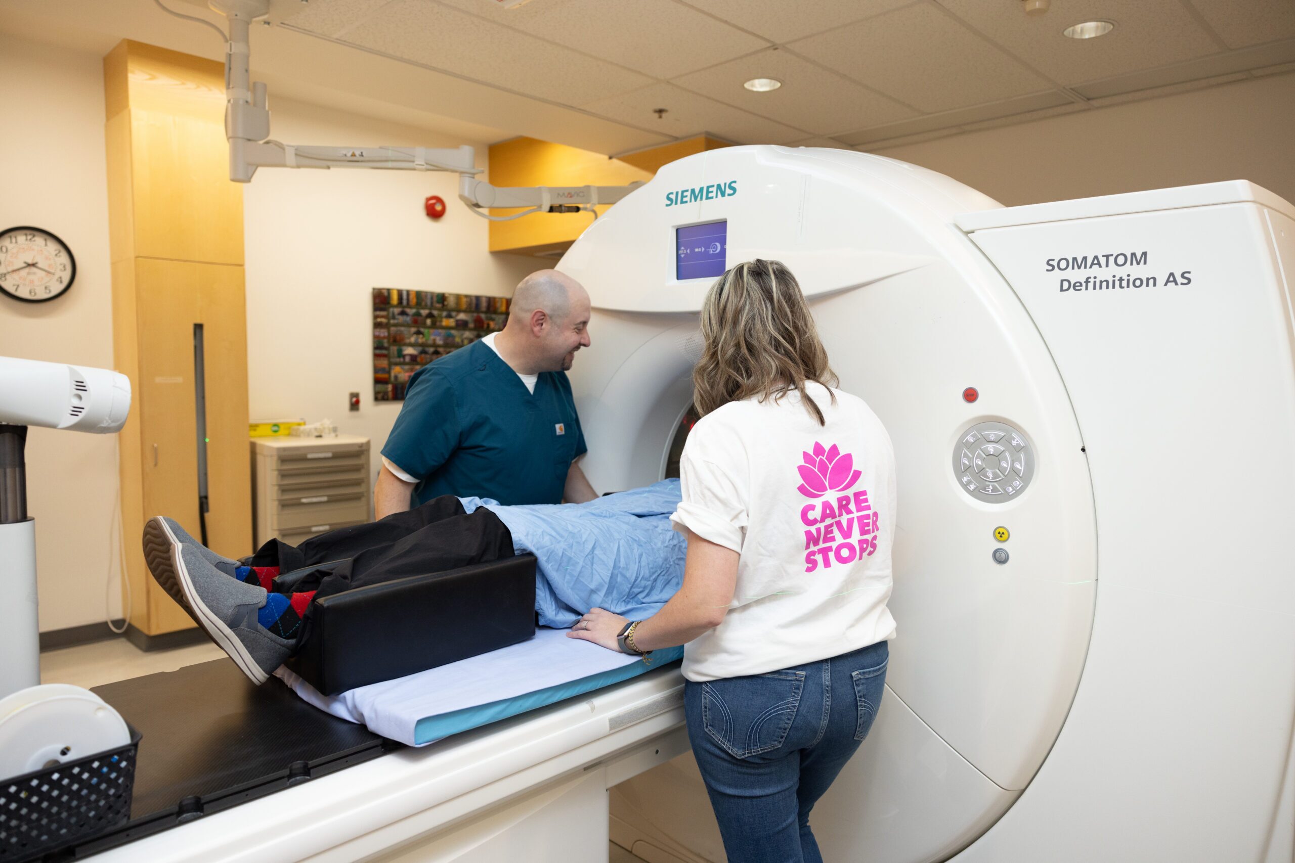 一名患者在进行放射治疗CT模拟时的影像。