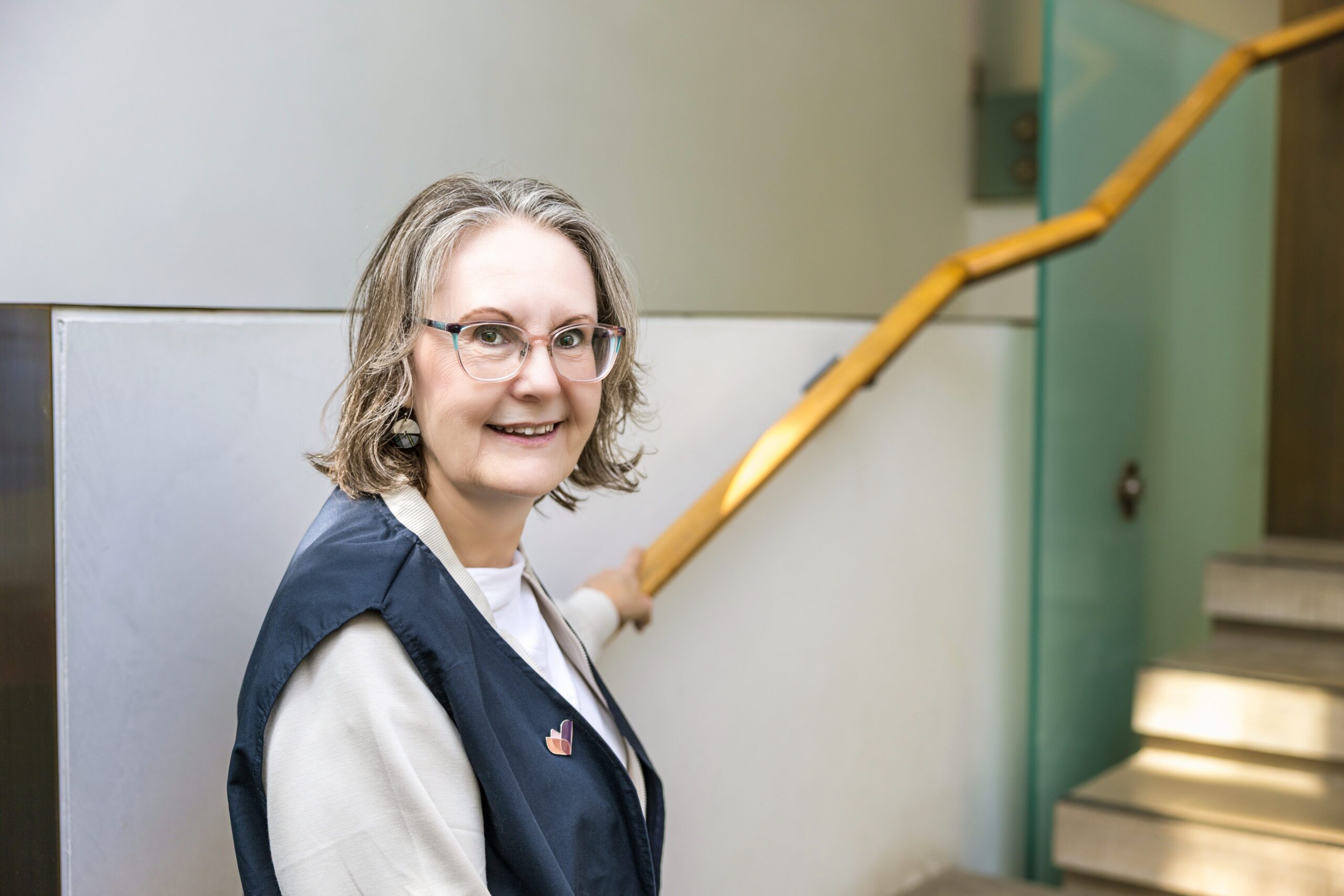 Ein ehrenamtlicher Helfer steigt im Krebszentrum „ WRHN “ eine Treppe hinauf.