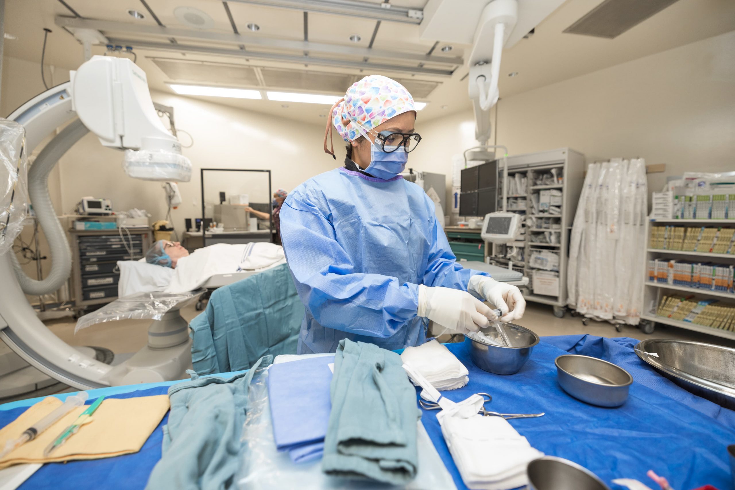Ein medizinischer Fachmann in OP-Kleidung bereitet chirurgische Instrumente in einem Operationssaal eines Krankenhauses vor.