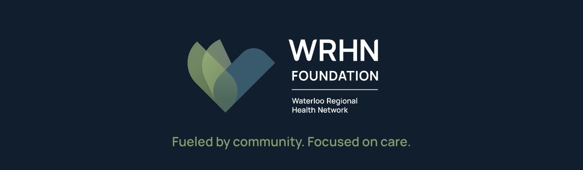 Texte blanc et vert sur fond bleu indiquant : «Waterloo Regional Health Network . Portée par la communauté. Au service des soins. »