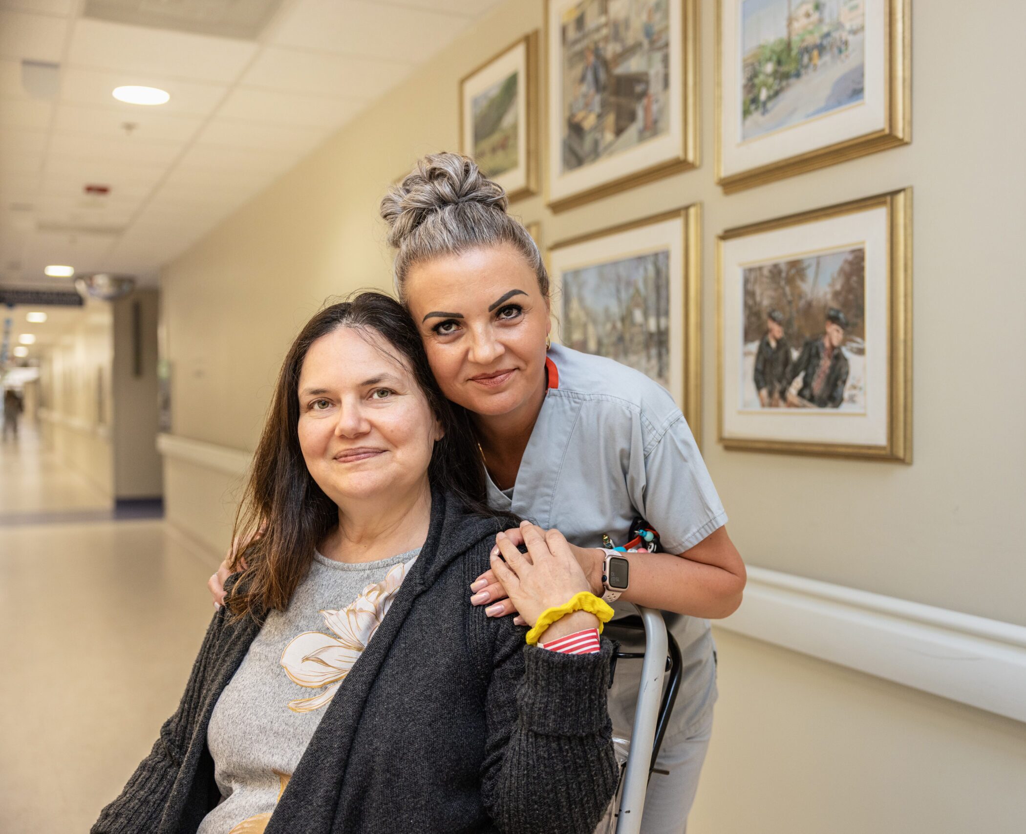 Gros plan sur un patient et un soignant à l'hôpital