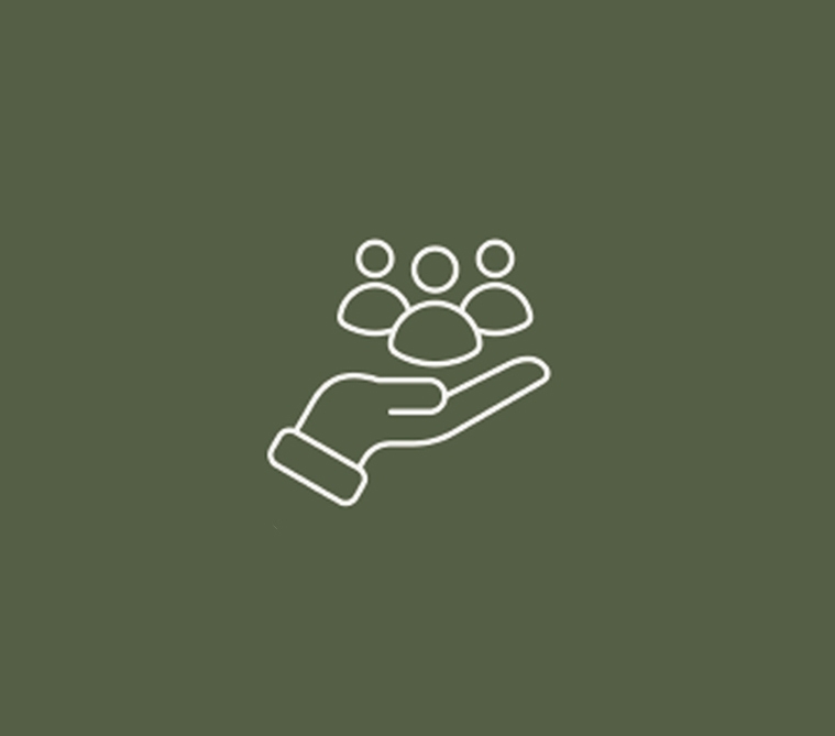 Icône représentant une main ouverte, de couleur blanche, soutenant un groupe de personnes sur un fond vert olive. Elle symbolise le soutien, l'inclusion, la défense des droits et la bienveillance envers les individus et les communautés.